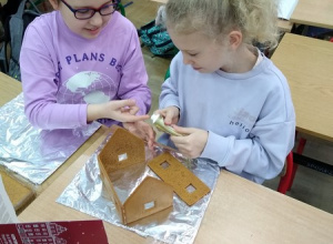 Dziewczynki z klasy 3e tworzą piernikową chatkę
